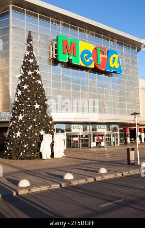 St. Petersburg, Russland-circa Dez, 2020: Weihnachtsbaum ist in der Nähe des Eingangs in der Mega-Shopping-Mall. Es befindet sich im Stadtteil Kudrovo. Es sind Manag Stockfoto