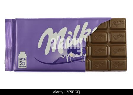 Milka Alpine Milchschokolade isoliert auf weißem Hintergrund Stockfoto