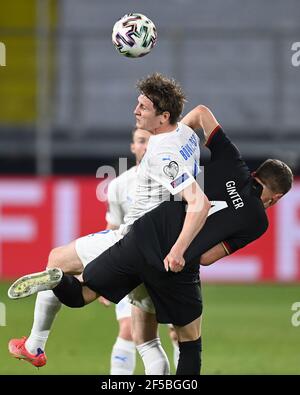 Duisburg, Deutschland. 25th. März 2021. Duelle, Duell zwischen Jon Dadi Boedvarsson (Island) und Matthias Ginter (Deutschland). GES./Fussball/WM-Qualifikation: Deutschland - Island, 25.03.2021 Fußball/Fussball: WM Qualifikationsspiel: Deutschland gegen Island, Duisburg, Deutschland, 25. März 2021 Quelle: dpa/Alamy Live News Stockfoto