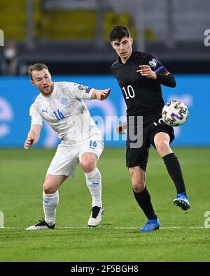 Duisburg, Deutschland. 25th. März 2021. Duelle, Duell zwischen Runar Mar Sigurjonsson (Island) und Kai Havertz (Deutschland). GES./Fussball/WM-Qualifikation: Deutschland - Island, 25.03.2021 Fußball/Fussball: WM Qualifikationsspiel: Deutschland gegen Island, Duisburg, Deutschland, 25. März 2021 Quelle: dpa/Alamy Live News Stockfoto