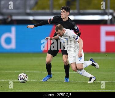 Duisburg, Deutschland. 25th. März 2021. Duelle, Duell zwischen Kai Havertz (Deutschland) und Runar Mar Sigurjonsson (Island). GES./Fussball/WM-Qualifikation: Deutschland - Island, 25.03.2021 Fußball/Fussball: WM Qualifikationsspiel: Deutschland gegen Island, Duisburg, Deutschland, 25. März 2021 Quelle: dpa/Alamy Live News Stockfoto