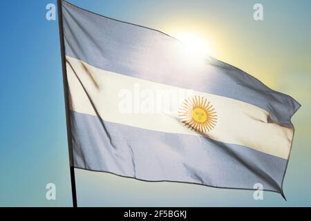 Argentinien Flagge winkt auf dem Wind vor der Sonne Stockfoto