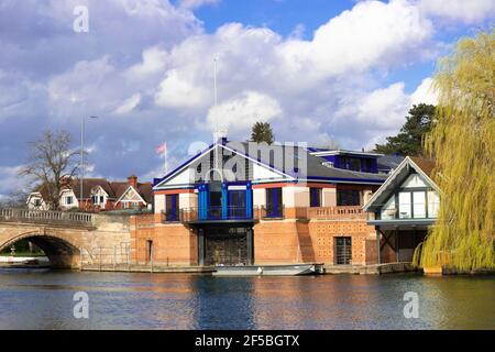 Hauptsitz der Henley Royal Regatta liegt neben der Themse und der Henley Bridge, Henley-on-Thames, Berkshire, England, Großbritannien Stockfoto