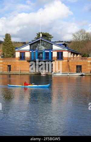Kanute paddelt am Hauptsitz der Henley Royal Regatta an der Themse in Henley-on-Thames, Berkshire, England, Großbritannien vorbei Stockfoto
