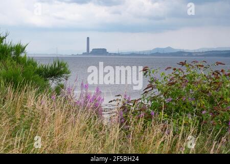 Das Kraftwerk Longannet von der anderen Seite des Firth of Forth, Bo'Ness, Schottland, Großbritannien Stockfoto