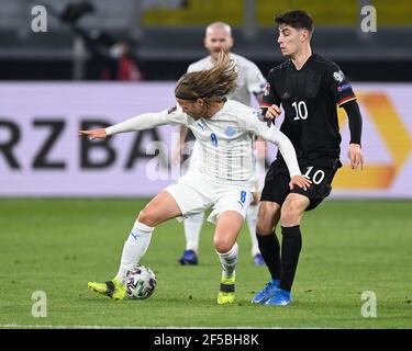 Duisburg, Deutschland. 25th. März 2021. Duelle, Duell zwischen Birkir Bjarnason (Island) und Kai Havertz (Deutschland). GES./Fussball/WM-Qualifikation: Deutschland - Island, 25.03.2021 Fußball/Fussball: WM Qualifikationsspiel: Deutschland gegen Island, Duisburg, Deutschland, 25. März 2021 Quelle: dpa/Alamy Live News Stockfoto