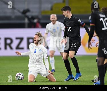 Duisburg, Deutschland. 25th. März 2021. Duelle, Duell zwischen Birkir Bjarnason (Island) und Kai Havertz (Deutschland). GES./Fussball/WM-Qualifikation: Deutschland - Island, 25.03.2021 Fußball/Fussball: WM Qualifikationsspiel: Deutschland gegen Island, Duisburg, Deutschland, 25. März 2021 Quelle: dpa/Alamy Live News Stockfoto