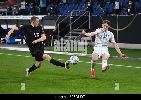 Duisburg, Deutschland. 25th. März 2021. Duelle, Duell zwischen Lukas Klostermann und Jon Dadi Boedvarsson (Island). GES./Fussball/WM-Qualifikation: Deutschland - Island, 25.03.2021 Fußball/Fussball: WM Qualifikationsspiel: Deutschland gegen Island, Duisburg, Deutschland, 25. März 2021 Quelle: dpa/Alamy Live News Stockfoto