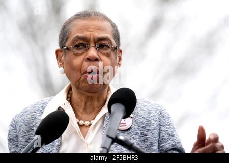 Washington, Vereinigte Staaten Von Amerika. März 2021, 25th. Die Delegierte Eleanor Holmes Norton (Demokrat des Distrikts von Columbia) spricht während einer Pressekonferenz über die temporäre Sicherheitszäunung im US-Kapitol in Washington, DC, USA am Donnerstag, 25. März 2021. Quelle: Stefani Reynolds/CNP/Sipa USA Quelle: SIPA USA/Alamy Live News Stockfoto