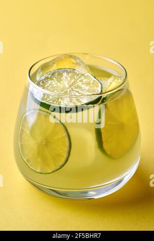 Cocktail aus Gin und Tonic Soda garniert mit Zitronenscheibe Stockfoto