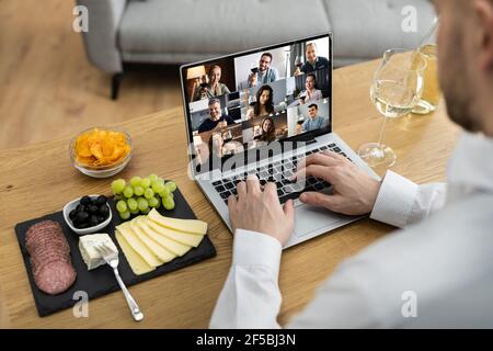 Virtuelle Weinprobe Dinner-Event Online Mit Laptop Stockfoto