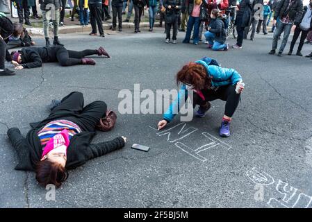 Rom, Italien. März 2021, 25th. Sit-in in Solidarität für alle Frauen, die in der Türkei leben und ihr Leben in Gefahr sehen, nachdem das Erdogan-Regime den Rückzug der Unterzeichnung des Istanbuler Übereinkommens zur Bekämpfung geschlechtsspezifischer Gewalt festgelegt hat. (Foto von Claudia Rolando/Pacific Press) Quelle: Pacific Press Media Production Corp./Alamy Live News Stockfoto