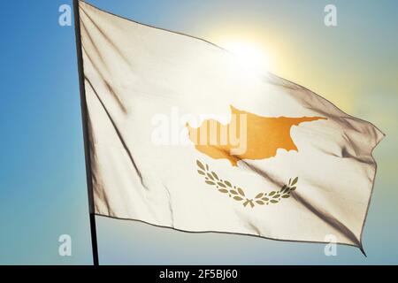 Zypern Flagge winkt auf den Wind vor der Sonne Stockfoto