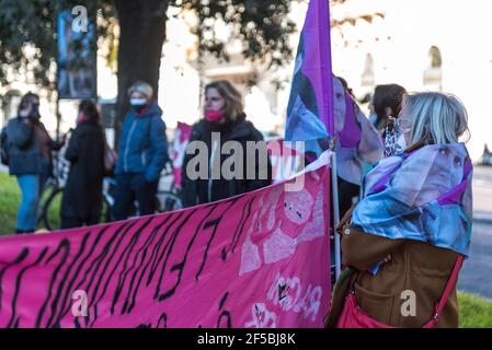 Rom, Italien. März 2021, 25th. Sit-in in Solidarität für alle Frauen, die in der Türkei leben und ihr Leben in Gefahr sehen, nachdem das Erdogan-Regime den Rückzug der Unterzeichnung des Istanbuler Übereinkommens zur Bekämpfung geschlechtsspezifischer Gewalt festgelegt hat. (Foto von Claudia Rolando/Pacific Press) Quelle: Pacific Press Media Production Corp./Alamy Live News Stockfoto