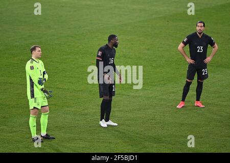 Duisburg, Deutschland. März 2021, 25th. Manuel Neuer, Antonio Rüdiger und Emre Can (Deutschland). GES./Fussball/WM-Qualifikation: Deutschland - Island, 25.03.2021 Fußball/Fussball: WM Qualifikationsspiel: Deutschland gegen Island, Duisburg, Deutschland, 25. März 2021 Quelle: dpa/Alamy Live News Stockfoto