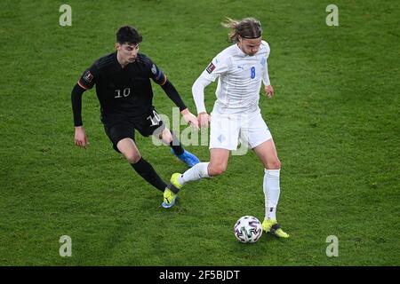 Duisburg, Deutschland. 25th. März 2021. Duelle, Duell zwischen Kai Havertz (Deutschland) und Birkir Bjarnason (Island). GES./Fussball/WM-Qualifikation: Deutschland - Island, 25.03.2021 Fußball/Fussball: WM Qualifikationsspiel: Deutschland gegen Island, Duisburg, Deutschland, 25. März 2021 Quelle: dpa/Alamy Live News Stockfoto