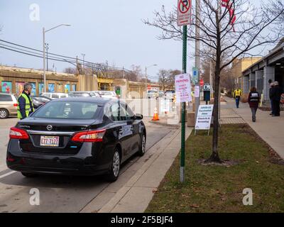 Oak Park, Illinois, USA. 25th. März 2021. Eine Fahrt durch die Impfklinik COVID-19 im Public Works Building in diesem westlichen Vorort von Chicago. Mitarbeiter im Gesundheitswesen überprüfen Patienten. Stockfoto