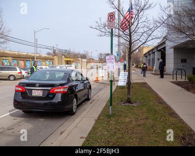 Oak Park, Illinois, USA. 25th. März 2021. Eine Fahrt durch die Impfklinik COVID-19 im Public Works Building in diesem westlichen Vorort von Chicago. Mitarbeiter im Gesundheitswesen überprüfen Patienten. Stockfoto