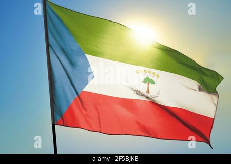 Äquatorialguinea Flagge winkt auf dem Wind vor So Stockfoto