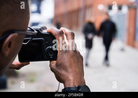 Private Detective Spionage Auf Betrügen Frau Ehefrau Stockfoto