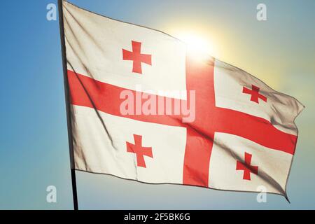 Georgien Flagge winkt auf den Wind vor der Sonne Stockfoto