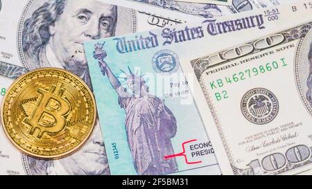 Kaufen Bitcoin mit amerikanischen Stimulus-Check und Dollar. Stockfoto