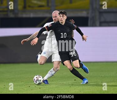 Duisburg, Deutschland. 25th. März 2021. Duelle, Duell zwischen Aron Gunnarsson (Island) und Kai Havertz (Deutschland). GES./Fussball/WM-Qualifikation: Deutschland - Island, 25.03.2021 Fußball/Fussball: WM Qualifikationsspiel: Deutschland gegen Island, Duisburg, Deutschland, 25. März 2021 Quelle: dpa/Alamy Live News Stockfoto