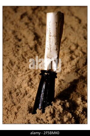 Ein von David Livingstone geschriebener Brief, der in einer Flasche an der Mündung des Zambesi-Flusses zurückgelassen wurde und von allen vorbeifahrenden Schiffen, die ihn gefunden haben, dringende Vorräte fordert, ist der Höhepunkt von Christies anstehender Auktion von Büchern aus der Sammlung Quentin Keynes. Das Schreiben hat eine Schätzung von 15.000-20.000 auf Verkauf 7 + 8 April 2004 (NB Dies ist eine Kopie des Schreibens in einer Flasche ähnlich der für die Fotozelle vorbereitet verwendet) Foto von David Sandison 17/2/2004 Stockfoto