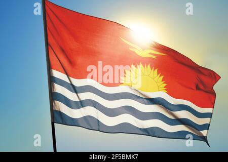 Kiribati Flagge winkt auf dem Wind vor der Sonne Stockfoto