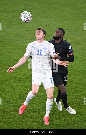 Duisburg, Deutschland. 25th. März 2021. Duelle, Duell zwischen Jon Dadi Boedvarsson (Island) und Antonio Rüdiger (Deutschland). GES./Fussball/WM-Qualifikation: Deutschland - Island, 25.03.2021 Fußball/Fussball: WM Qualifikationsspiel: Deutschland gegen Island, Duisburg, Deutschland, 25. März 2021 Quelle: dpa/Alamy Live News Stockfoto