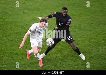 Duisburg, Deutschland. 25th. März 2021. Duelle, Duell zwischen Jon Dadi Boedvarsson (Island) und Antonio Rüdiger (Deutschland). GES./Fussball/WM-Qualifikation: Deutschland - Island, 25.03.2021 Fußball/Fussball: WM Qualifikationsspiel: Deutschland gegen Island, Duisburg, Deutschland, 25. März 2021 Quelle: dpa/Alamy Live News Stockfoto