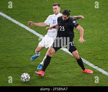 Duisburg, Deutschland. 25th. März 2021. Duelle, Duell zwischen Arnor Ingvi Traustason (Island) und Emre Can (Deutschland). GES./Fussball/WM-Qualifikation: Deutschland - Island, 25.03.2021 Fußball/Fussball: WM Qualifikationsspiel: Deutschland gegen Island, Duisburg, Deutschland, 25. März 2021 Quelle: dpa/Alamy Live News Stockfoto