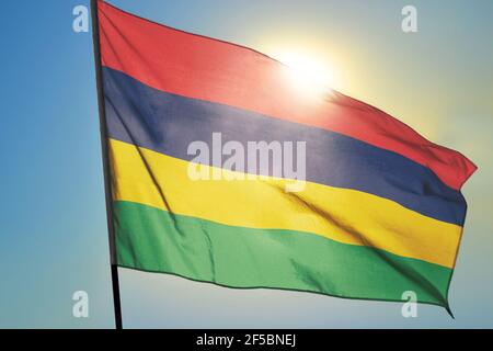 Mauritius Flagge winkt auf dem Wind vor der Sonne Stockfoto