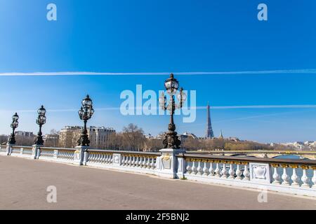 Paris, die Alexandre III Brücke auf der seine, mit dem Eiffelturm im Hintergrund Stockfoto