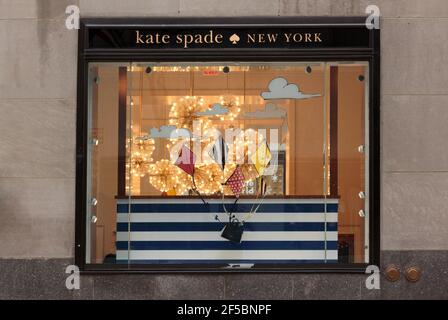 Schaufenster des Kate Spade New York Store im Rockefeller Center in Manhattan, mit einer Drachendekoration und dekorativer Beleuchtung Stockfoto