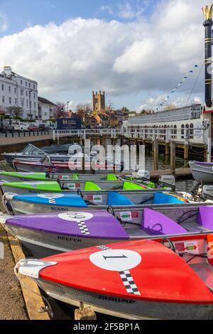 Bunte Boote zu mieten an der Themse mit St Mary's Church im Hintergrund, Henley-on-Thames, Oxfordshire, England, UK Stockfoto