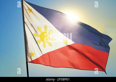 Philippinen Flagge winkt auf dem Wind vor der Sonne Stockfoto