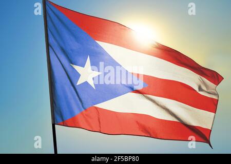 Puerto Rico Flagge winkt auf den Wind vor So Stockfoto