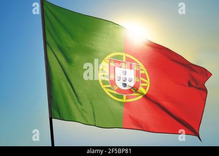 Portugal Flagge winkt auf den Wind vor der Sonne Stockfoto