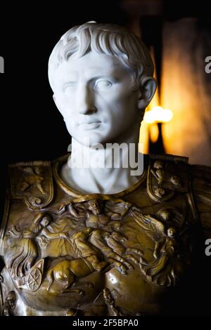 Flagler Museum, Palm Beach, Florida – The Grand Hall: Marmorbüste von Augustus Caesar 19th Kopie einer Original-Bronze in voller Größe Stockfoto