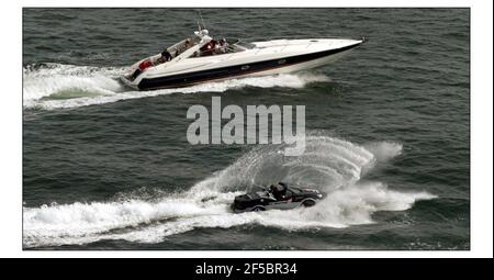 Richard Branson fährt seine Gibbs Aquada während seiner Rekordzeit Über den Kanal von Dover nach Calais.pic David Sandison 14/6/2004 Stockfoto