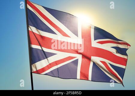 Flagge des Vereinigten Königreichs winkt vor dem Wind So Stockfoto