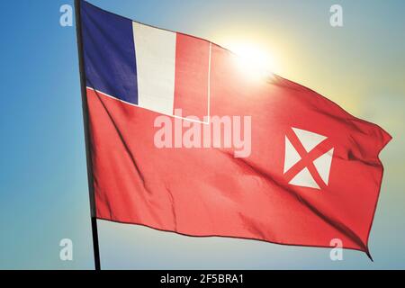 Wallis und Futuna Flagge winken auf dem Wind vor Von Sonne Stockfoto