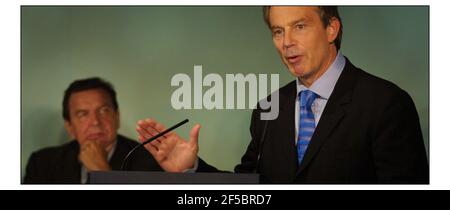 Tony Blair spricht am Ende des Progressive Governance Summit im Penny Hill Park in Bagshot, Surrey, zu einer Pressekonferenz. Gehört von Bundeskanzler Gerhard Schroeder von Deutschland.pic David Sandison 14/7/2003 Stockfoto