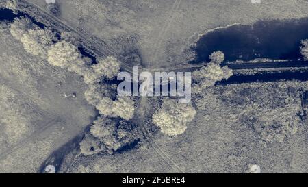 Blick auf den Fluss, der nach der Ernte durch Felder fließt. Stockfoto