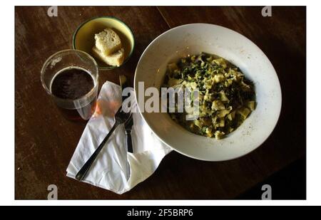 Bio-Pub The Crown in Bow Parpadelle mit gebratenen Pilzen, Stilton und Basilikum Sahne sause 6,50 pic David Sandison 14/10/2003 Stockfoto