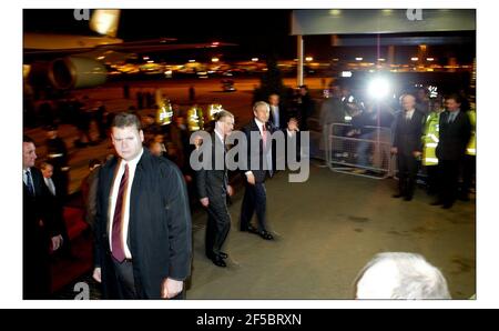 US-Präsident George W. Bush, begleitet von seiner Königlichen Hoheit Prince of Wales, wagt, bei seiner Ankunft in Heathrow während des 4-tägigen offiziellen Besuchs in Großbritannien am 18. November 2003 zu drängen. Bild David Sandison 18/11/2003 Stockfoto