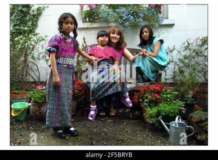 Catriona Aldridge mit adoptierten Töchtern Sofia (7) kürzeste, Bella (8) Pigtails und ITMA (9) höchste.Bild David Sandison 16/7/2003 Stockfoto