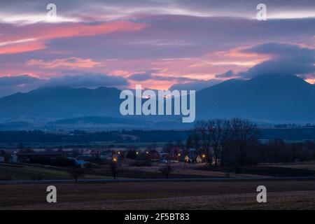 Blick auf Leziachov Dorf und Velka Fatra Berge, Slowakei. Stockfoto