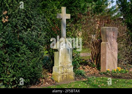 Steinkreuz, Grabsteine, Friedhof Engesohde in Hannover, Deutschland / Deutschland Stockfoto